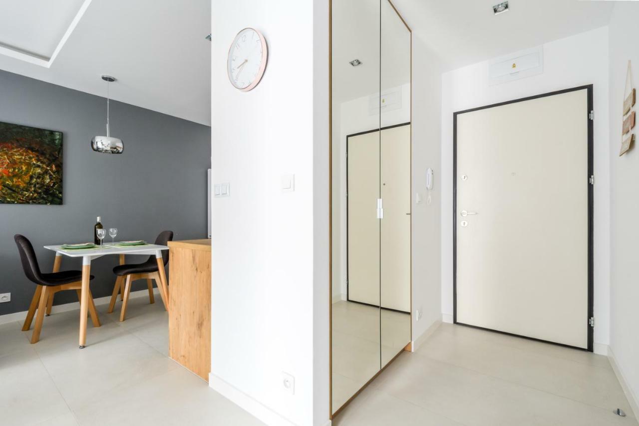 M&R Apartament Airport&Business Deluxe Cybernetyki 17 - Underground Garage - Free Wifi - Netflix - Air Conditioning - Self Check-In, Close By Chopin Airport ワルシャワ エクステリア 写真