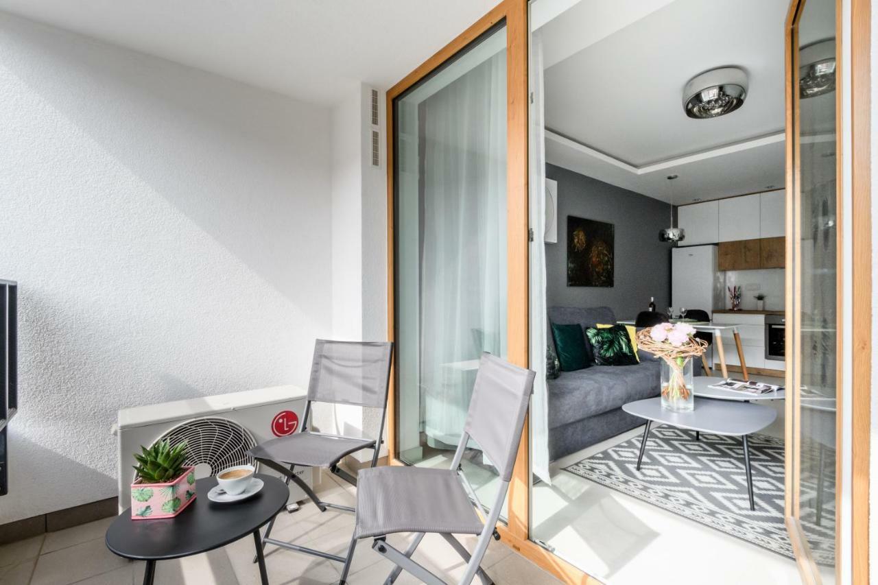 M&R Apartament Airport&Business Deluxe Cybernetyki 17 - Underground Garage - Free Wifi - Netflix - Air Conditioning - Self Check-In, Close By Chopin Airport ワルシャワ エクステリア 写真