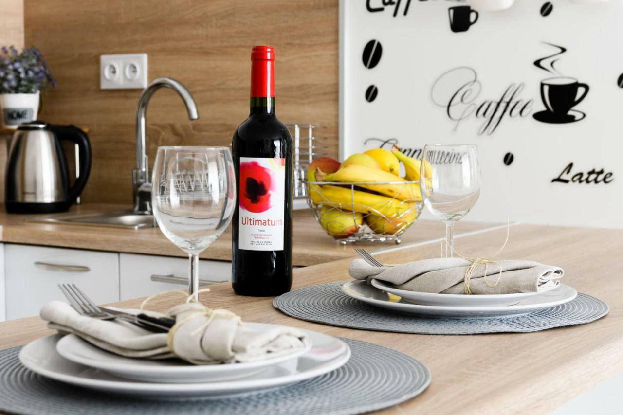 M&R Apartament Airport&Business Deluxe Cybernetyki 17 - Underground Garage - Free Wifi - Netflix - Air Conditioning - Self Check-In, Close By Chopin Airport ワルシャワ エクステリア 写真