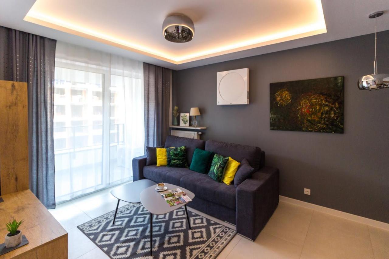 M&R Apartament Airport&Business Deluxe Cybernetyki 17 - Underground Garage - Free Wifi - Netflix - Air Conditioning - Self Check-In, Close By Chopin Airport ワルシャワ エクステリア 写真
